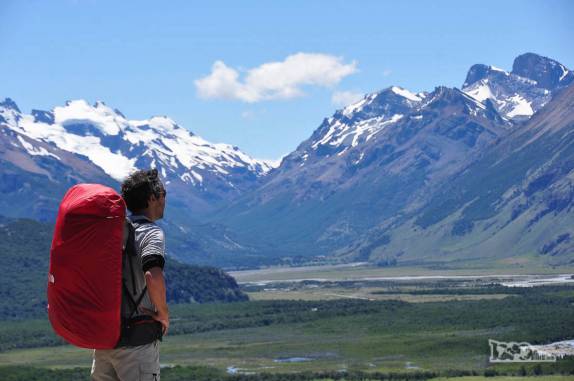 Admirando a paisagem da trilha para a Laguna de Los Tres, no parque Los Glaciares, região de El Chaltén, no sul da patagonia argentina